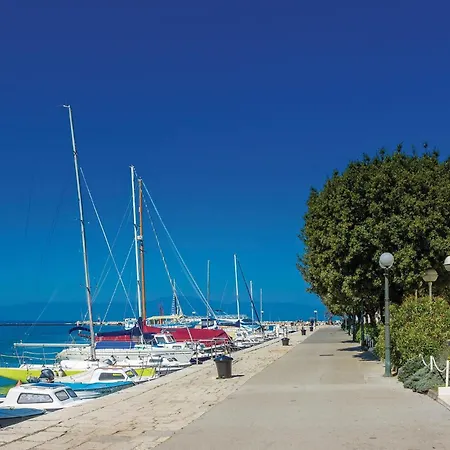 بيت للعطل Signature